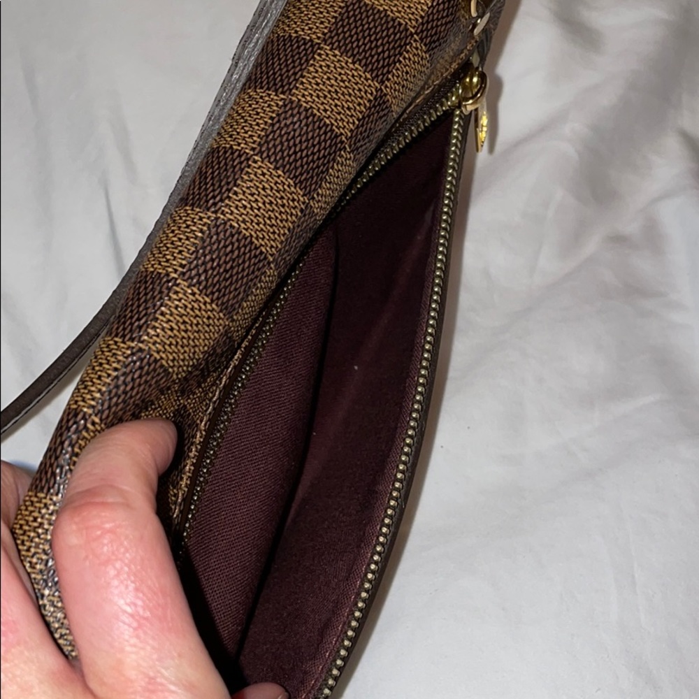 Louis Vuitton Crossbody - Picture 4 of 9